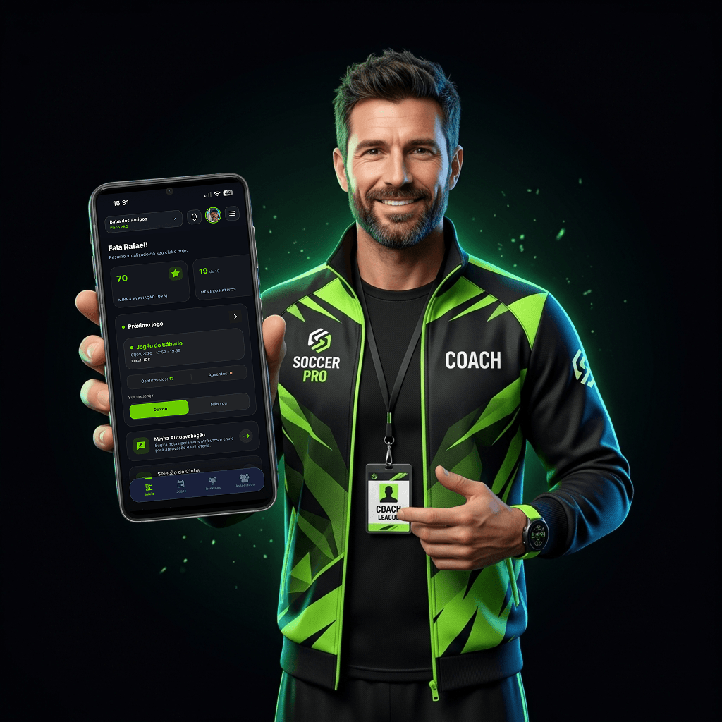 Organizador gerenciando pelada pelo celular no campo de futebol